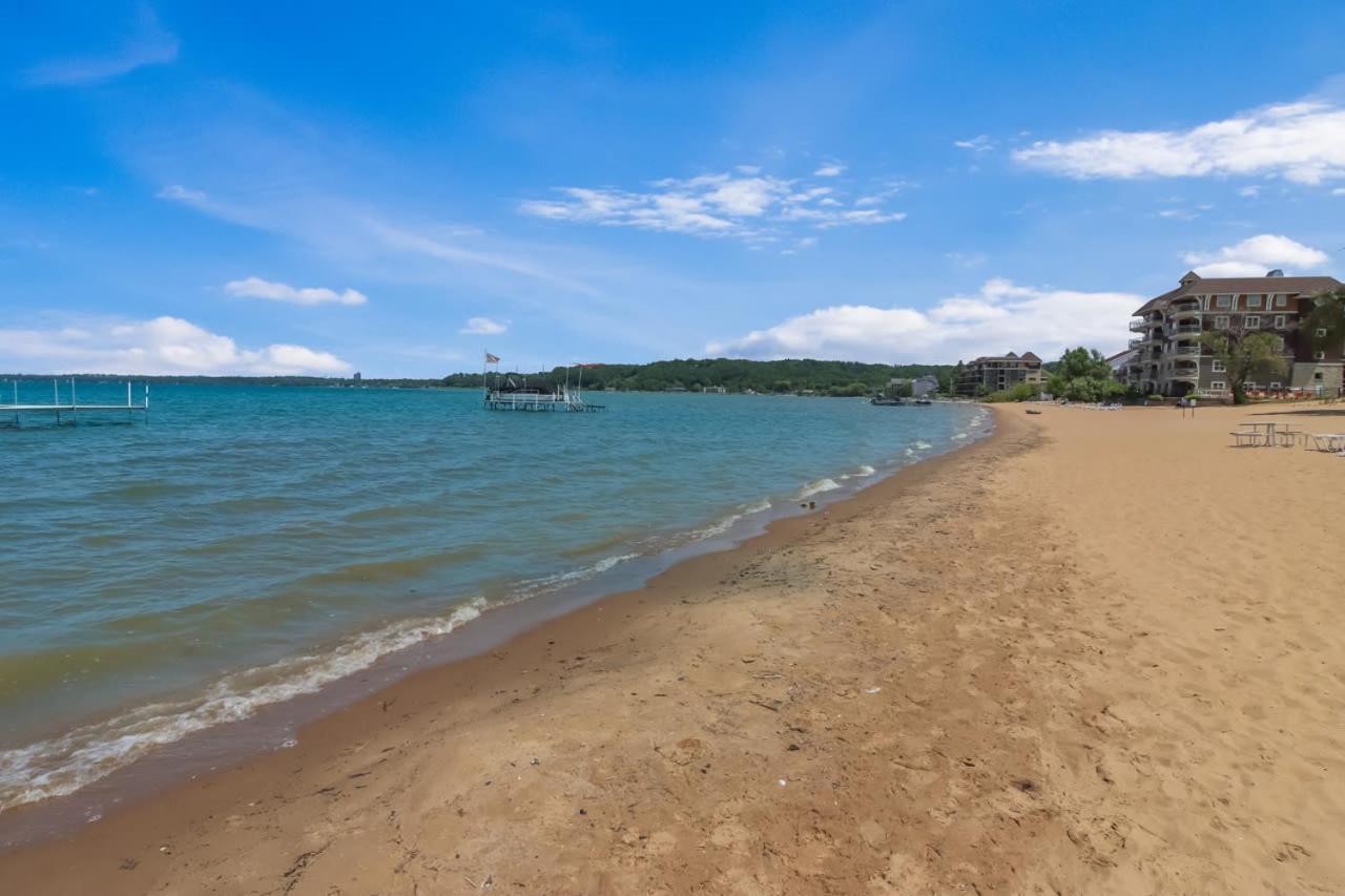 Sugar Beach Villa 1012 Luxury Waterfront Condo Traverse City Exteriör bild