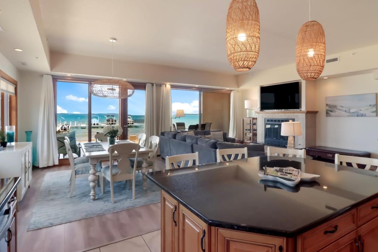 Sugar Beach Villa 1012 Luxury Waterfront Condo Traverse City Exteriör bild